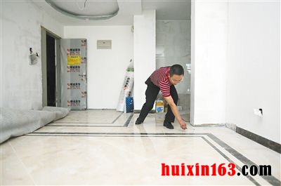 2 用靠尺检查地面是否平整
